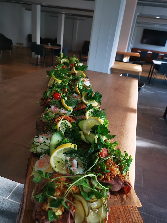 Dansk selskabsmad på langt bræt