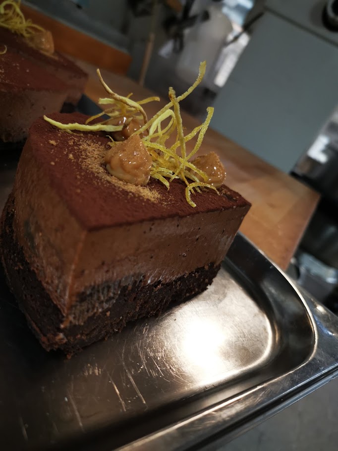 Gateau Marcel med chokolade og pynt