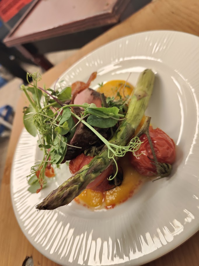 Elegant hovedret med okse, asparges og grønt