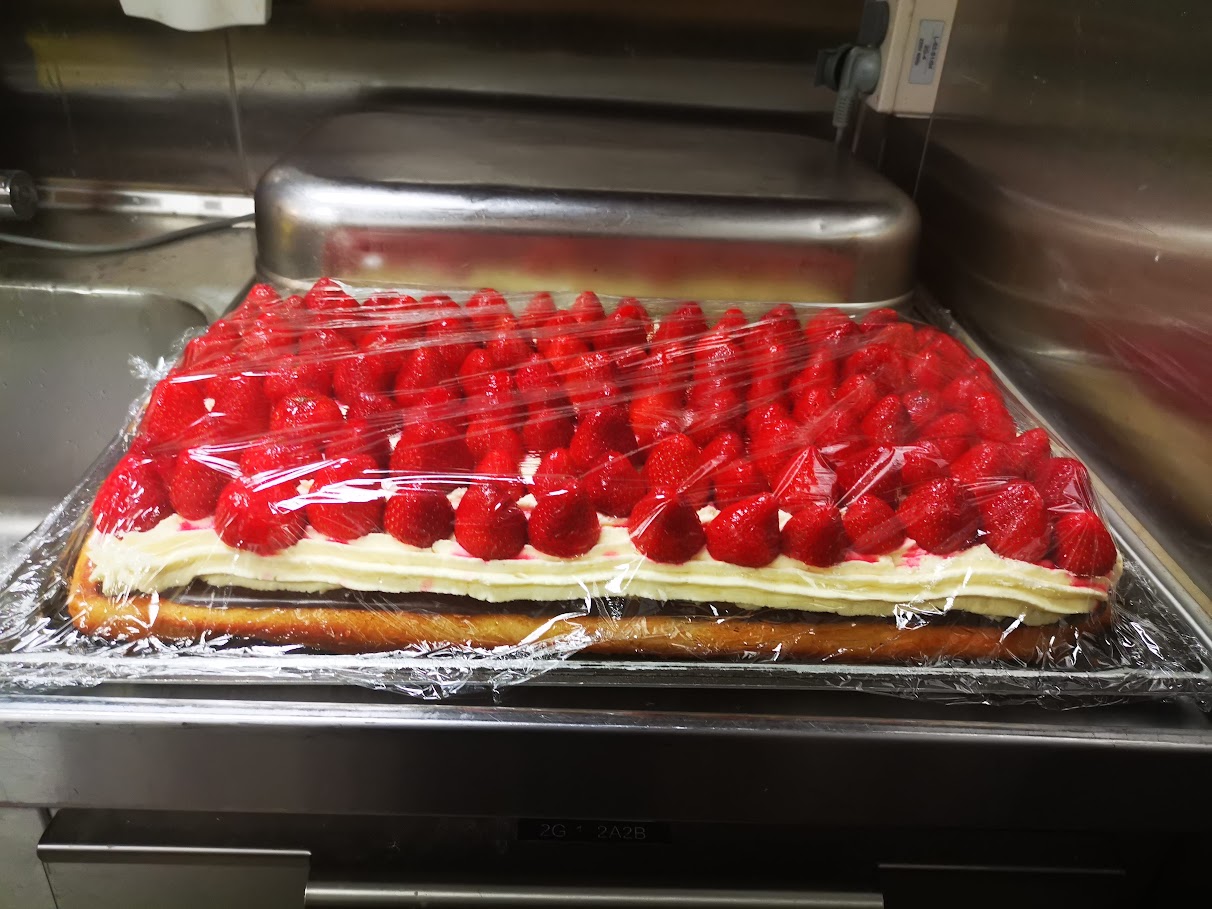 Jordbærkage i køkkenet