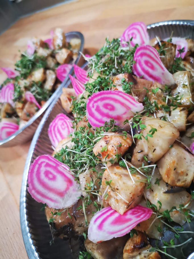 Vegetarisk servering med rødbede og grønt